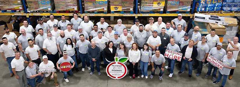 TETRA-teamets medlemmar samlas på Montgomery County Food Bank för att sortera och förpacka varor och produkter för att stödja lokalsamhället.
