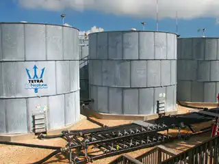 Depósitos de almacenamiento industriales utilizados para los fluidos de terminación TETRA Neptune.