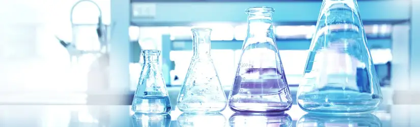 Diferentes tamaños y tipos de matraces de vidrio, expuestos en un laboratorio.
