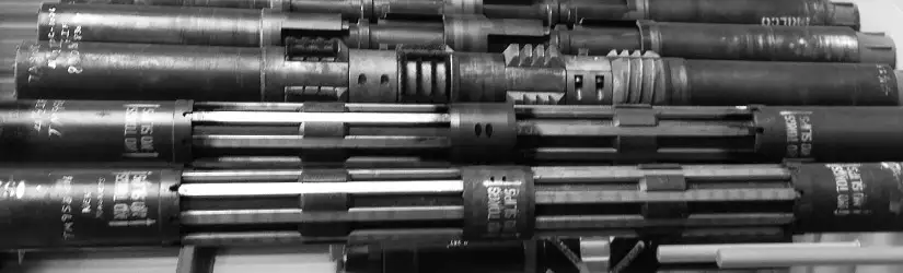 Vaakasuoraan sijoitetut, porausreiän puhdistustyökalut, joissa on kulmikas terämuotoilu.